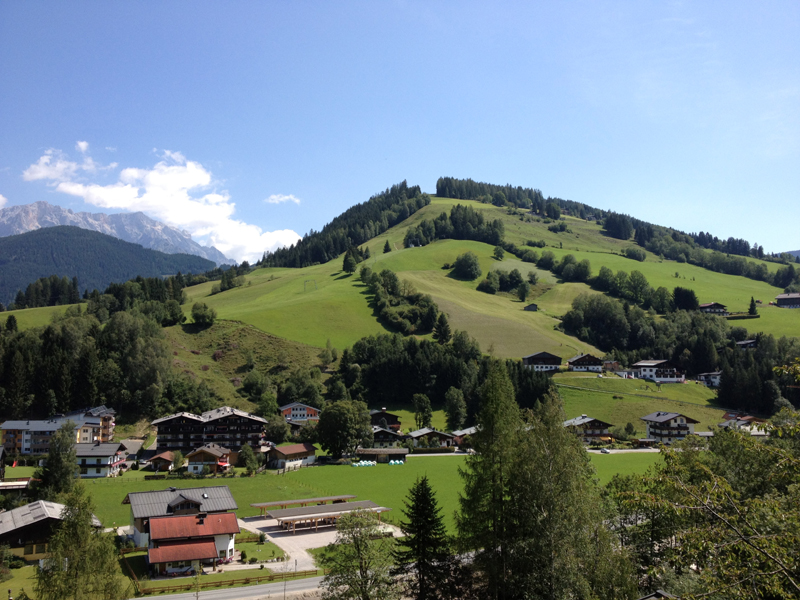 Der Blick vom Balkon schauend in Sommer die Steinernen Meer und Natrun an